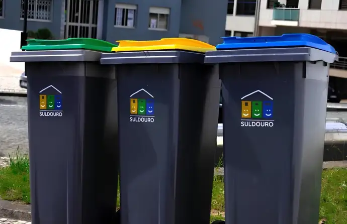 Contentores de reciclagem da Suldouro.